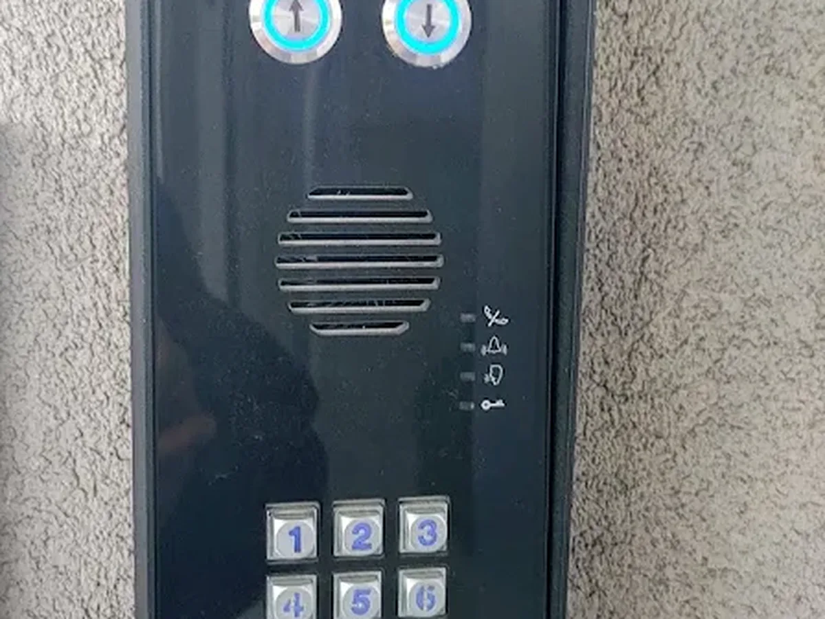 Panel wejściowy przy posesji