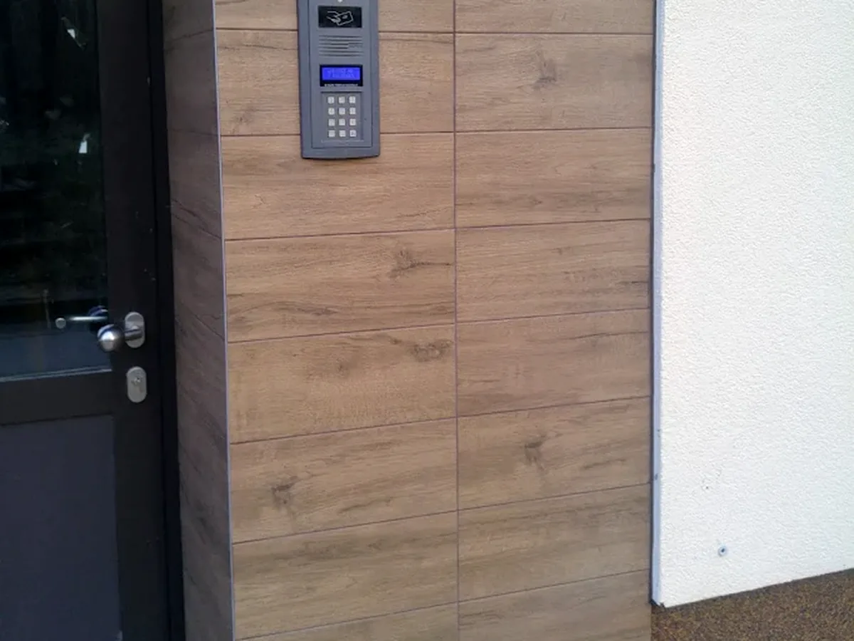 Panel na nowoczesnej elewacji